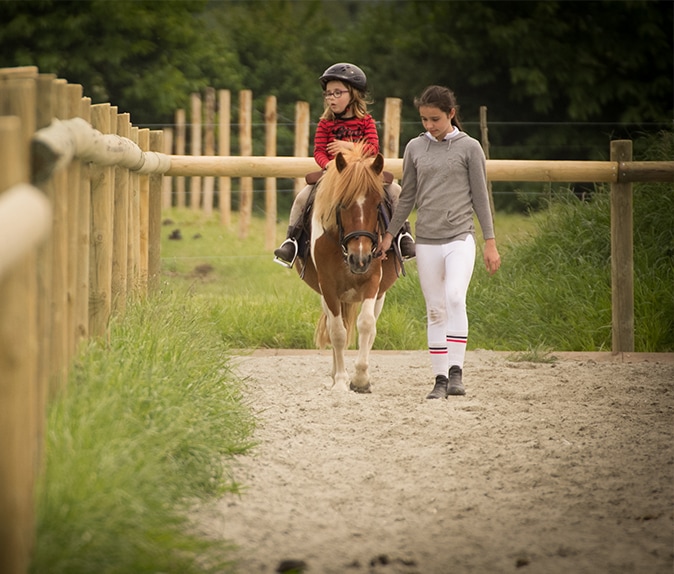 Accompagnement enfants equitation poney - centre equestre équilibre